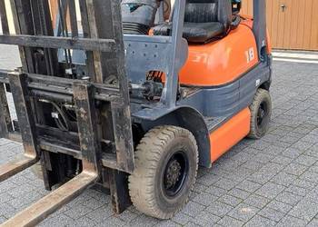 Wózek widłowy TOYOTA FGF18 posiada przesuw boczny