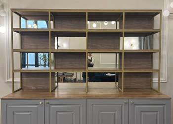 Regały koloru szarego