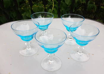 Niebieskie kieliszki jak do martini