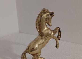 Koń z Mosiądzu stojący