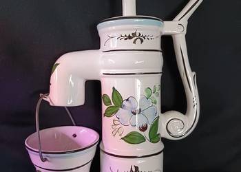 Ceramiczny hydrant, pompa na wodę, vintage.