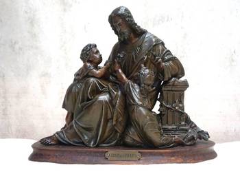 Rzeźba przedstawia Chrystusa z dziećmi