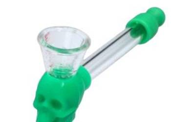 Lufka Szklana Fifka z Silikonowymi Elementami w Kształcie Czaszki - Zielona