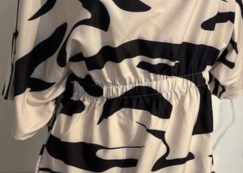 Sukienka czarno-biała we wzory, luźny fason, elastyczna talia