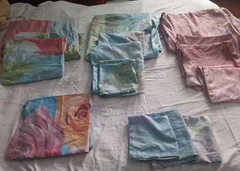 3 komplety pościeli: na poszwę, poduszki małe i duże, w sumie 16 sztuk