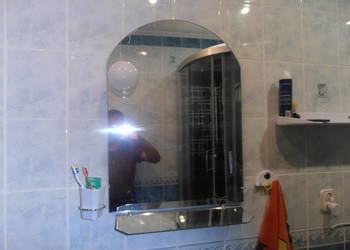 Lustro łazienkowe z półką