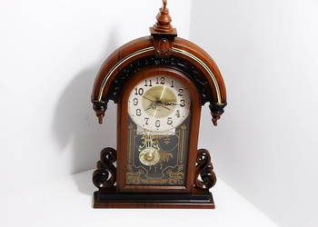 Zegar kominkowy marki SYNCHRON w stylu vintage z ozdobnym wahadłem