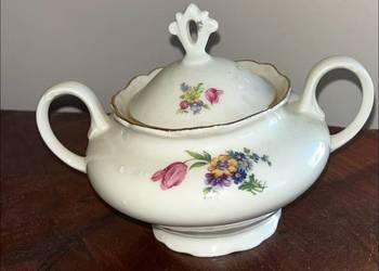 Cukiernica w kolorze ecru z kwiatkami.