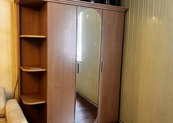 Szafa garderoba z wieszakami lustrem