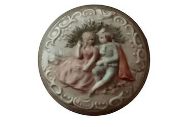Zdobione małe porcelanowe puzderko
