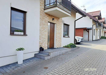 Dom gotowy do zamieszkania, 3 miejsca postojowe.