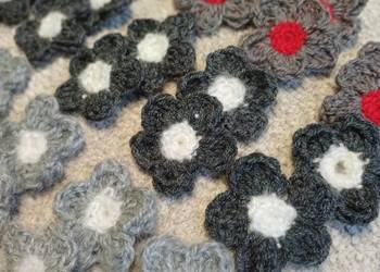 Kwiatki szydelkowe aplikacja kotylion