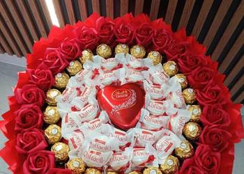 Duży bukiet z róż mydlanych i cukierków Rafaello