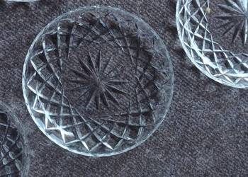 Talerzyk, kryształowe szkło. 
Szlifowanie w romby. Talerzyk, kryształowe szkło. 
Szlifowanie w romby.