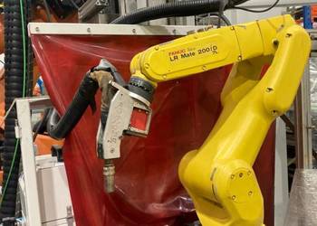 Robot spawający Fanuc 200iD/7L na przejeździe