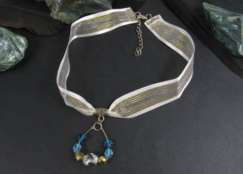 Biały naszyjnik choker z trójkątną zawieszką z niebieskimi kryształkami