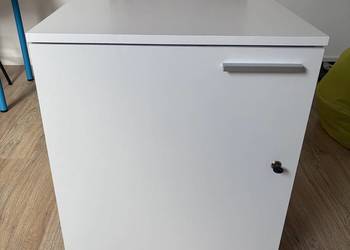 Szafka na kluczyk, na kółkach.