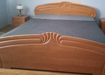 Łóżko-sypialne bez materaca. 2 stoliki nocne, komoda z 4 szufladami, toale