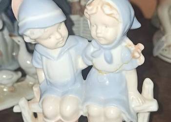 Figurka. Dzieci na płocie, z koszyczkiem. Syg.Terra. Figurka. Dzieci na płocie, z koszyczkiem. Syg.Terra.