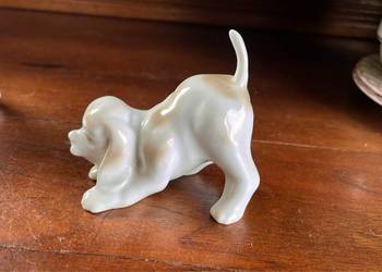 Figurka psa. Szczeniaczka. W czasie zabawy. Bez sygnatury. Figurka psa. Szczeniaczka. W czasie zabawy. Bez sygnatury.