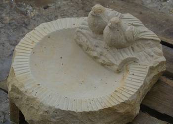 Ręcznie wykute poidło dla ptaszków ze ślimakiem wykonane z p