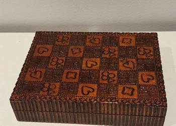 Kasetka drewniana wypalana na karty do gry z PRL nieużywana