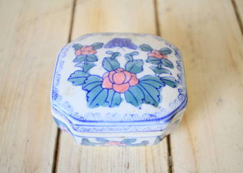Szkatułka porcelanowa - pięknie zdobiona
