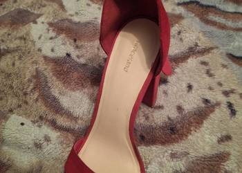 Sprzedam czerwone buciki na slupku