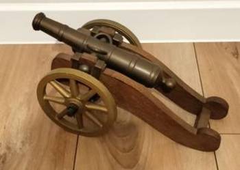 Mosiężna stara armata