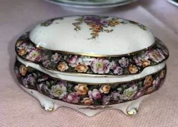 Puzderko z porcelany. Sygnowane. Z pięknym dekorem.