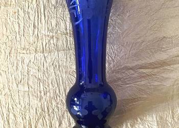 Wazon.  Artystyczne szkło kobaltowe  szlifowane. Wysokość 19 cm.