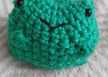 Żabka z pośladkami na szydełku