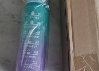 Motywacyjna butelka na wodę z miarką czasu i pojemności.