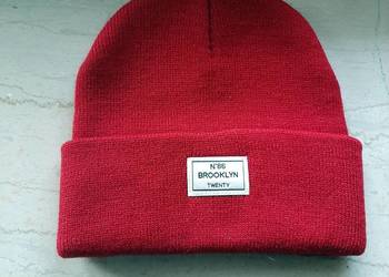 Nowa czerwona podwójna czapka.