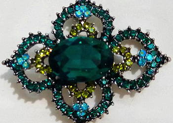 Broszka - szmaragdowa rozetka z zawieszką do łańcuszka