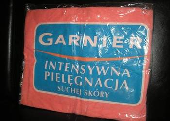 Nowy łososiowo-pomarańczowy ręcznik kąpielowy z logo Garnier