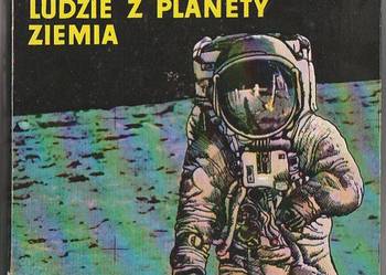 (7142) LUDZIE Z PLANETY ZIEMIA – MAREK KOREYWO
