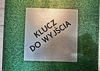Tablica informacyjna "Klucz do wyjścia " z PRL