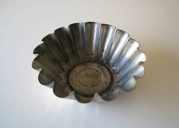 Mała, zgrabna forma metalowa na babkę PRL