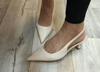 (42) Ekskluzywne beżowe czółenka wieczorowe z odkrytą piętą, NOWE