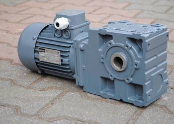 Motoreduktor kątowy 0,55kw. 30obr./min. LENZE MDEMA1M071-42