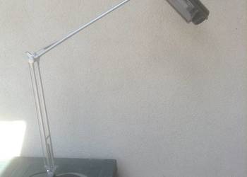 Lampka biurkowa z regulacją ustawienia w wielu płaszczyznach