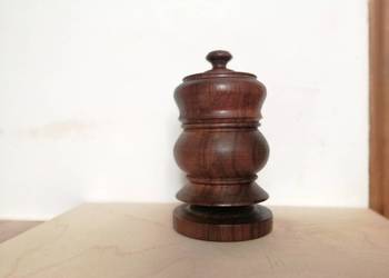 Stary drewniany zamykany pojemniczek Stary drewniany zamykany pojemniczek