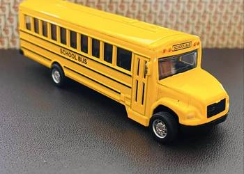 Model autobusu szkolnego.