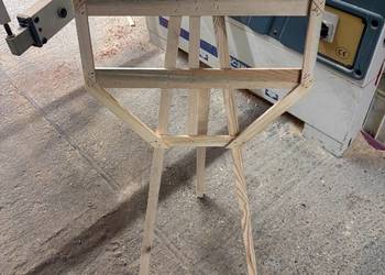 Stelaże pod wieńce pogrzebane