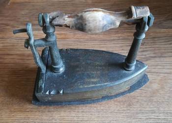 Mosiądz, żelazko z duszą (bez duszy), z podstawką, drewniana rączka