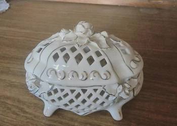 Porcelanowa szkatułka ażurowa z różami – Styl Retro