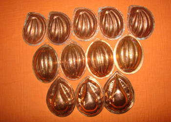 małe miedziane foremki