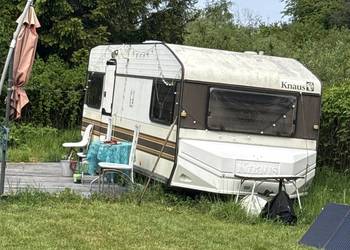 Knaus kempingowa 1988 r dwa oddzielne łóżka i salon rozkładane, duże łóżko.