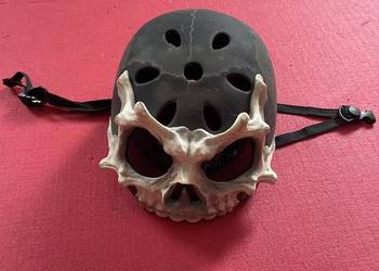 Kask ochronny z elemantami czaszki
